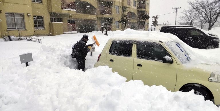 Japón: Al menos 17 muertos y más de 90 heridos tras fuertes nevadas