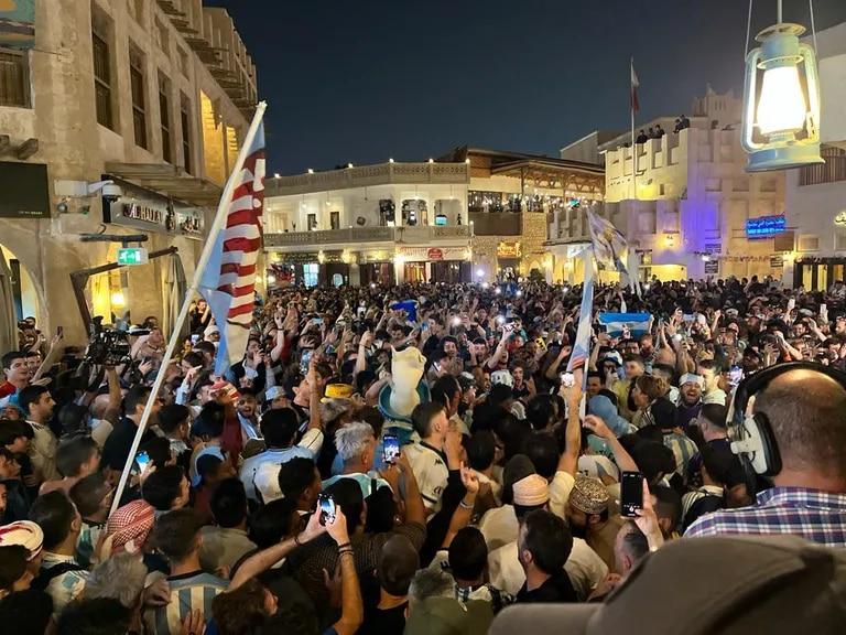 Qatar 2022: Multitudinario banderazo argentino en el mercado de Souq Waqif