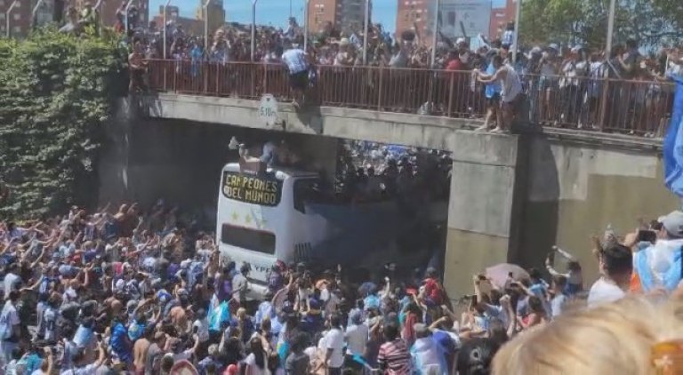 Dos hinchas se tiraron de un puente para colarse en el micro de la Selección Argentina