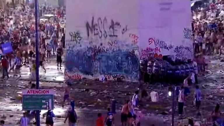 Los incidentes en el Obelisco tras los festejos dejaron al menos 14 detenidos y 10 policías heridos