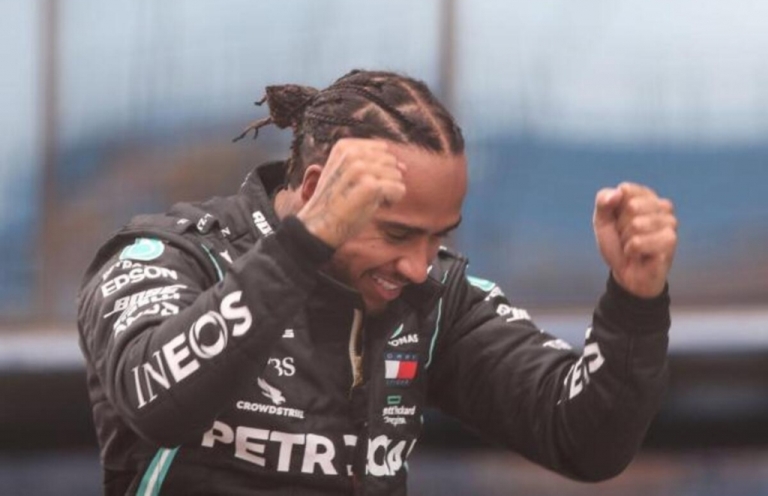 Automovilismo: Lewis Hamilton sorprendió con su visita en Argentina y corrió por la Facultad de Derecho