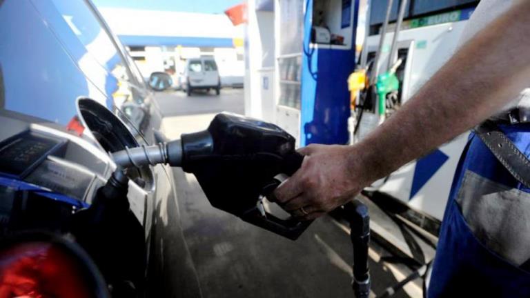 Postergan la suba de impuestos a los combustibles para evitar su impacto en los precios