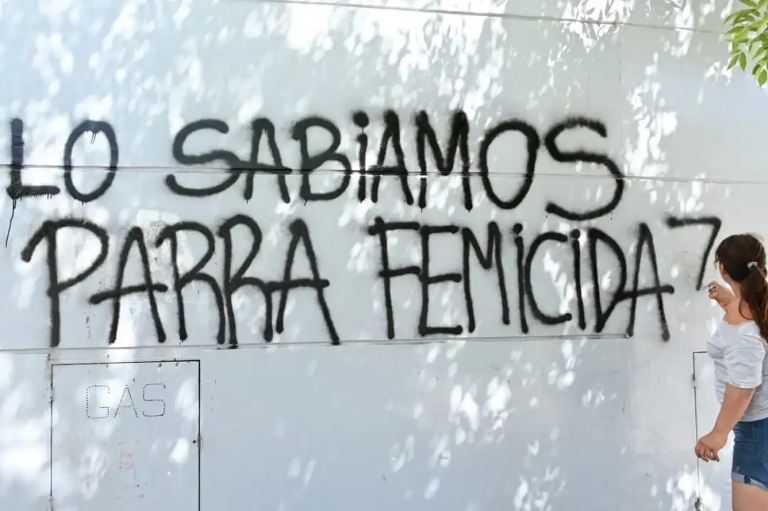 Río Negro: “Asesino”, el grito afuera de la audiencia contra Parra por el femicidio de Agustina Fernández