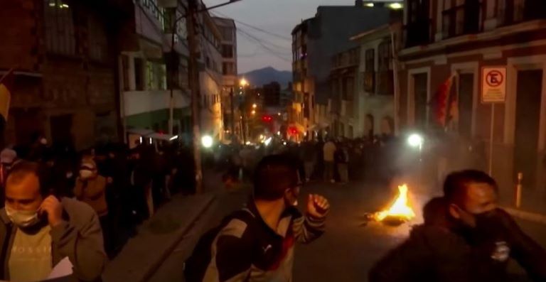 Bolivia: Escala el conflicto tras la detención del opositor Luis Camacho con masivas protestas en las calles