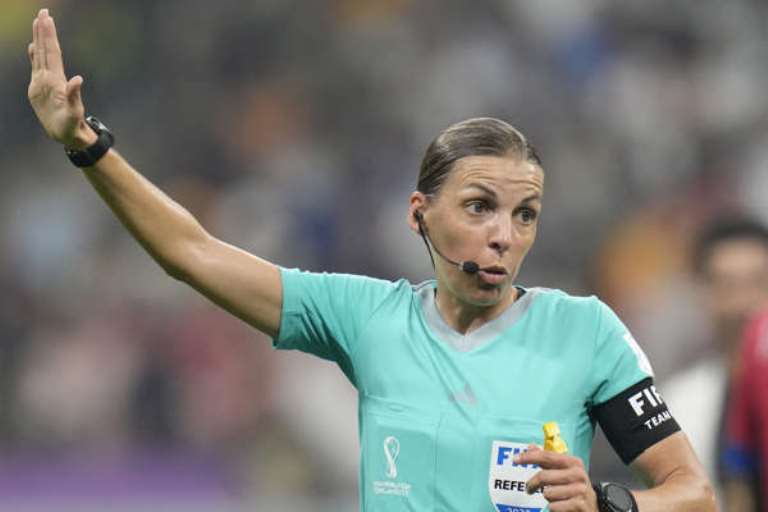 Qatar 2022: Stephanie Frappart, la primera mujer en arbitrar un partido en una Copa del Mundo