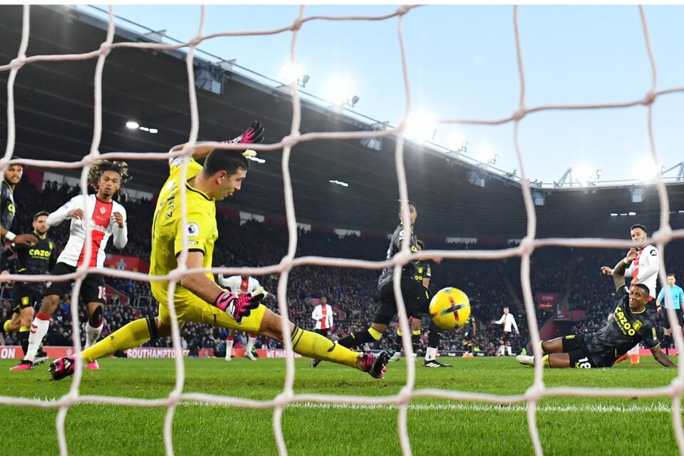 Fútbol: En la Premier League, Aston Villa de “Dibu” Martínez batió a Southampton 