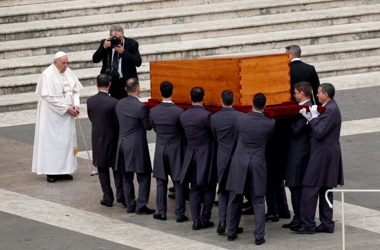 Vaticano: El papa Francisco presidió el funeral de Benedicto XVI ante una multitud