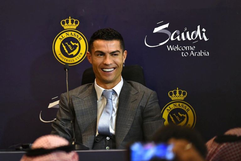 Fútbol: Cristiano Ronaldo fue presentado en Al Nassr y dijo “tengo un contrato único porque soy un jugador único”