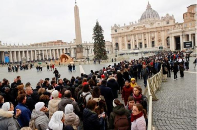 Vaticano: Miles de fieles rinden homenaje a Benedicto XVI en la Basílica de San Pedro