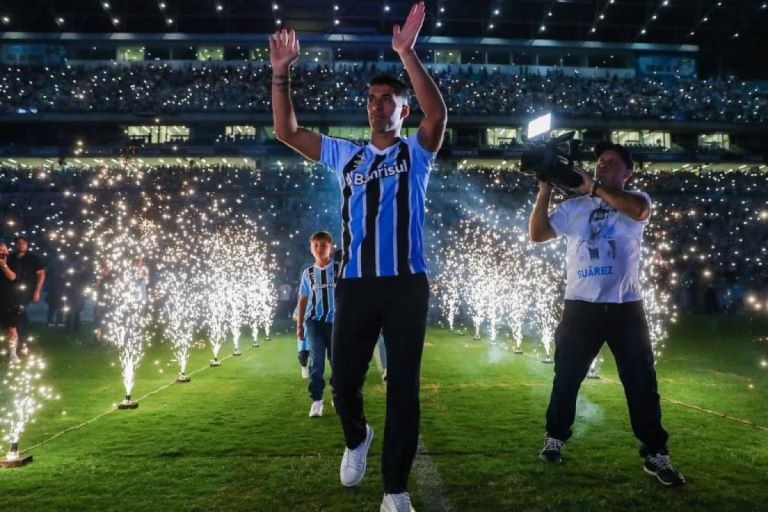 Fútbol: Impresionante recibimiento de Gremio a Luis Suárez en Porto Alegre