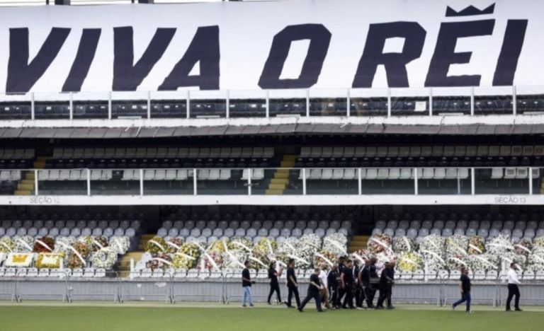 Brasil: El último adiós a Pelé, una multitud despide al astro en el estadio del Santos