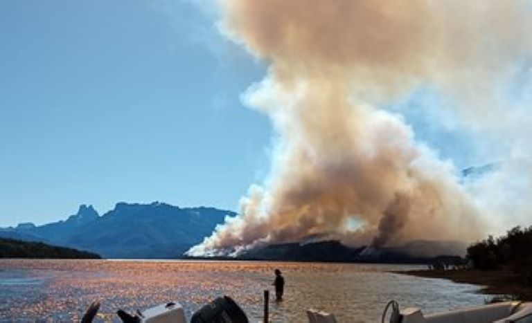 Chubut: En un clima de tensión evacuaron a vecinos de Lago Cholila por el avance del fuego