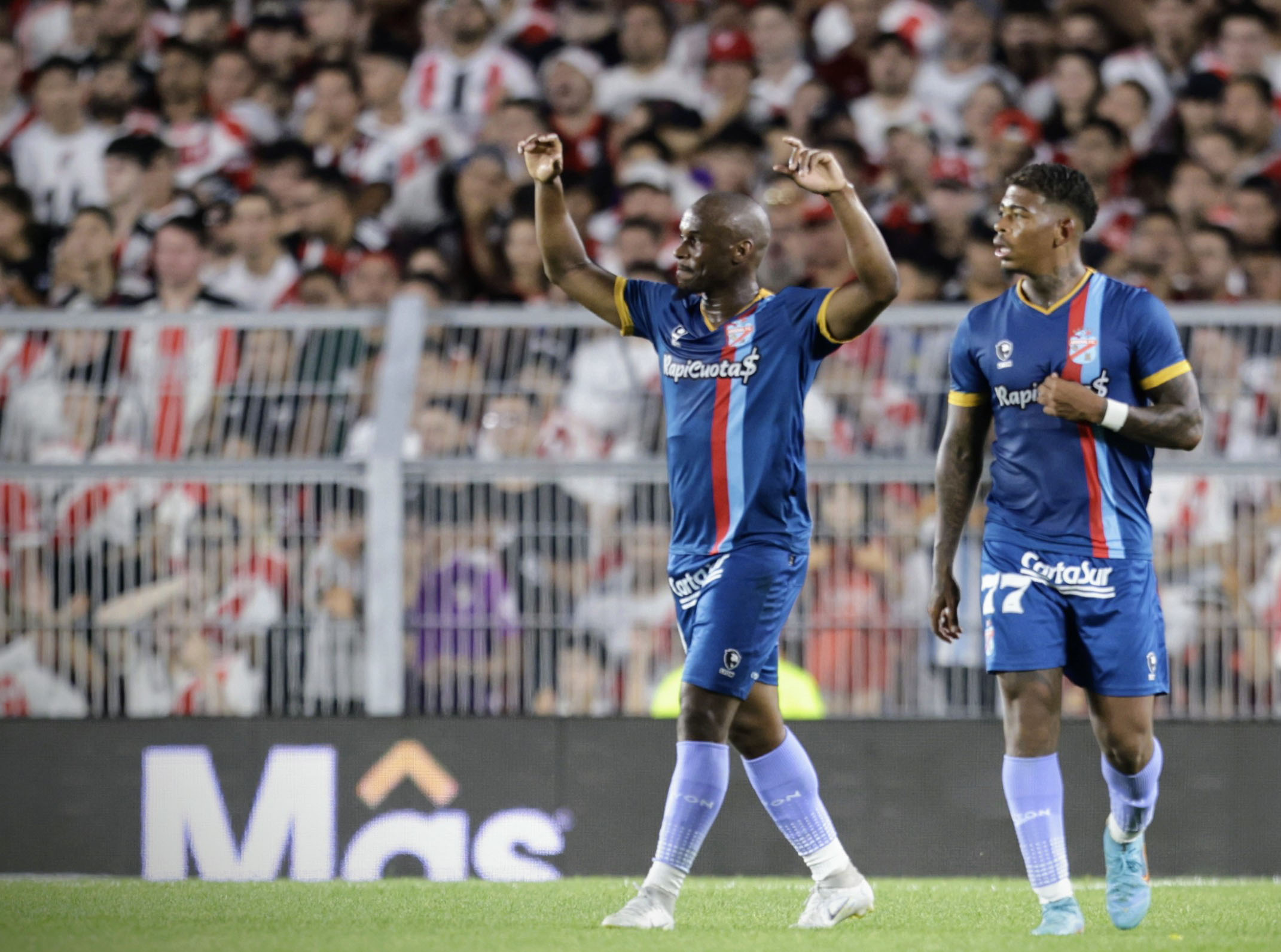 Fútbol: River dominaba el encuentro pero fue sorprendido por Arsenal que se llevó un triunfo del Monumental