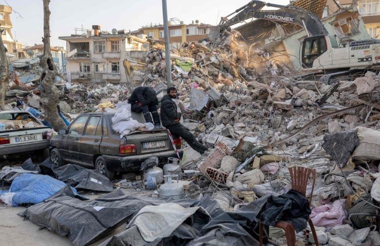 Turquía: Rescataron a una adolescente entre los escombros 10 días después del terremoto