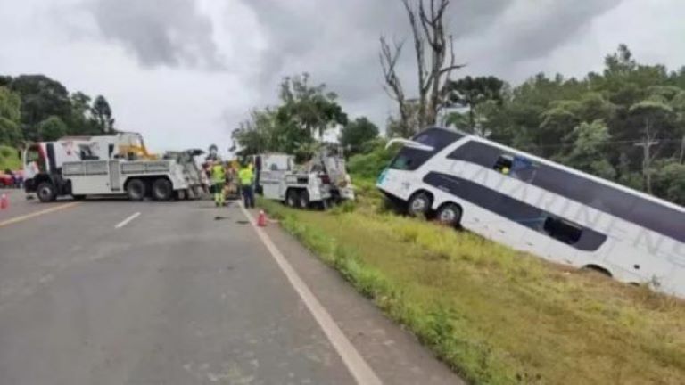 Brasil: Son cinco los argentinos fallecidos tras volcar un micro en una ruta