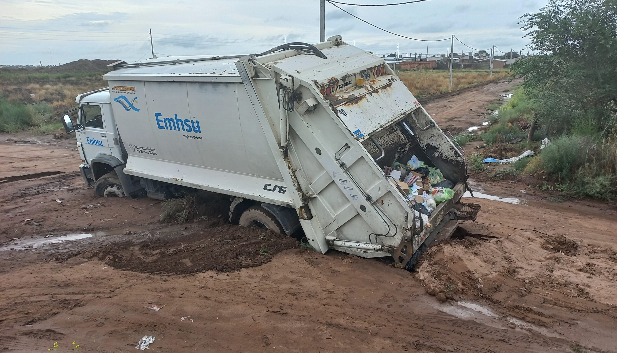 Santa Rosa: Se encajaron dos camiones del EMHSU