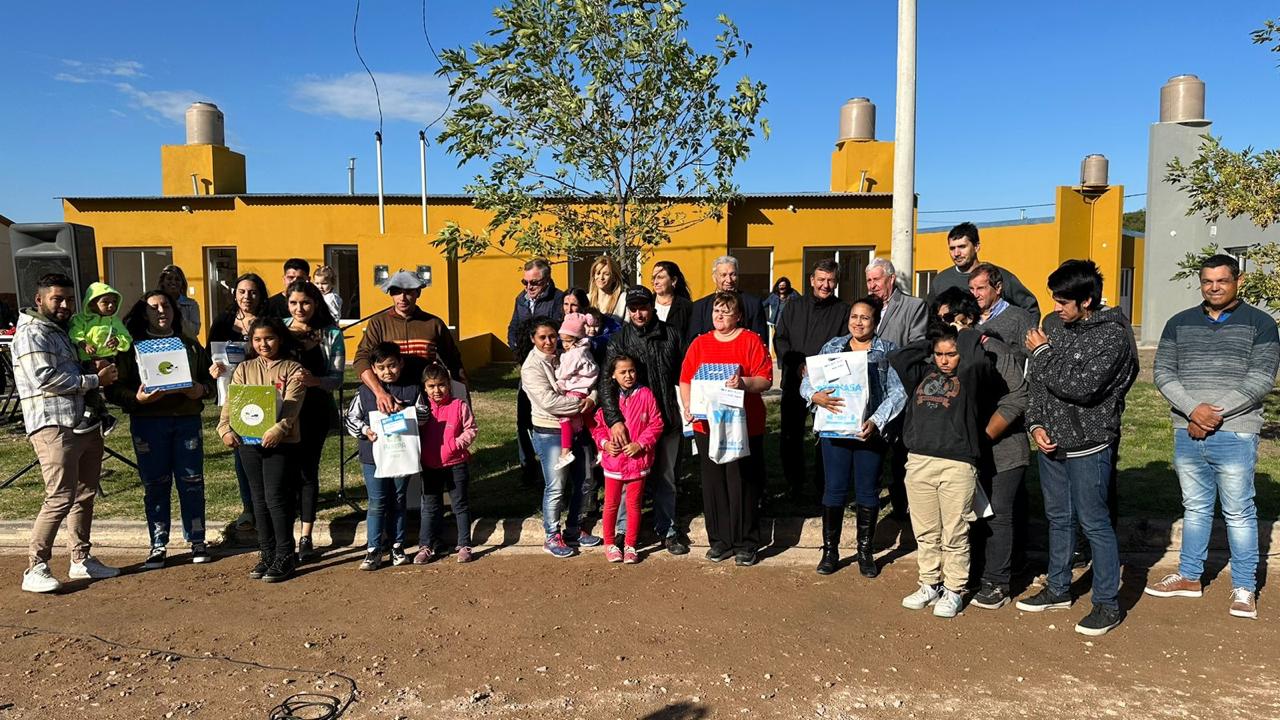 Familias de Jacinto Arauz y General Campos recibieron las llaves de sus viviendas