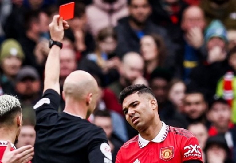 Fútbol: Casemiro recibió una dura sanción de la Premier League tras una brutal patada al argentino Alcaraz