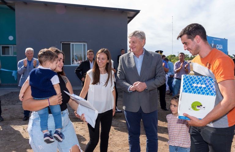 El gobernador Ziliotto entregó 10 viviendas e inauguró la biblioteca “Margarita Pampeana” en Duval