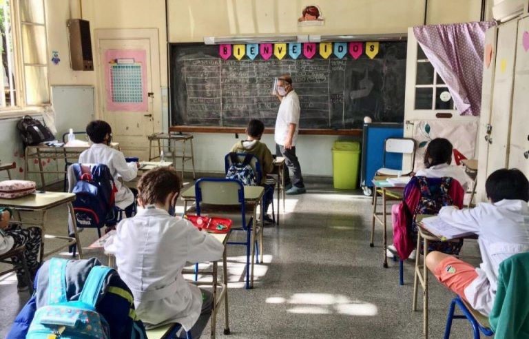 Desde abril, más de 1.500 escuelas argentinas agregarán una hora más de clases