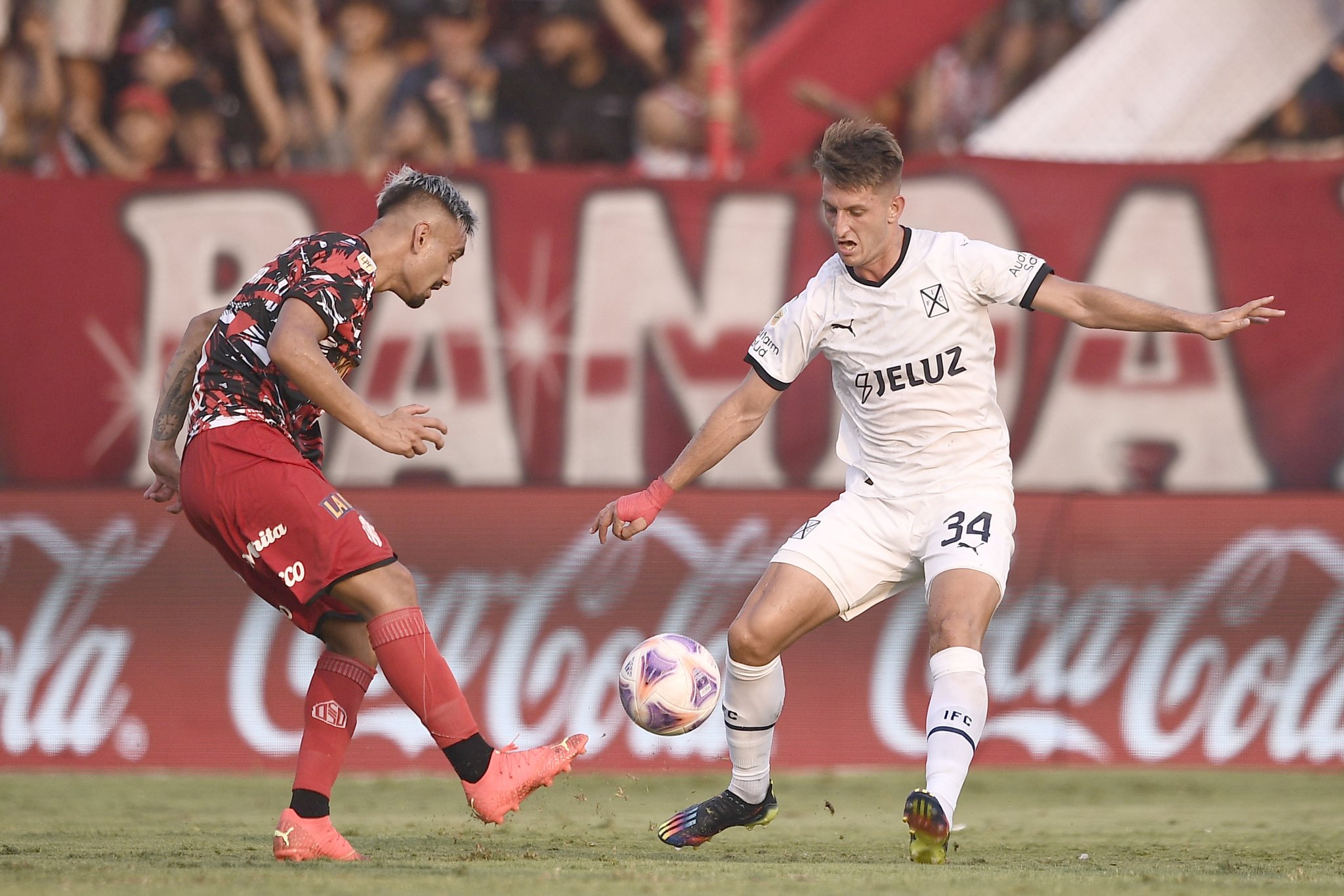 Fútbol: Con 10, Independiente empató con Barracas Central