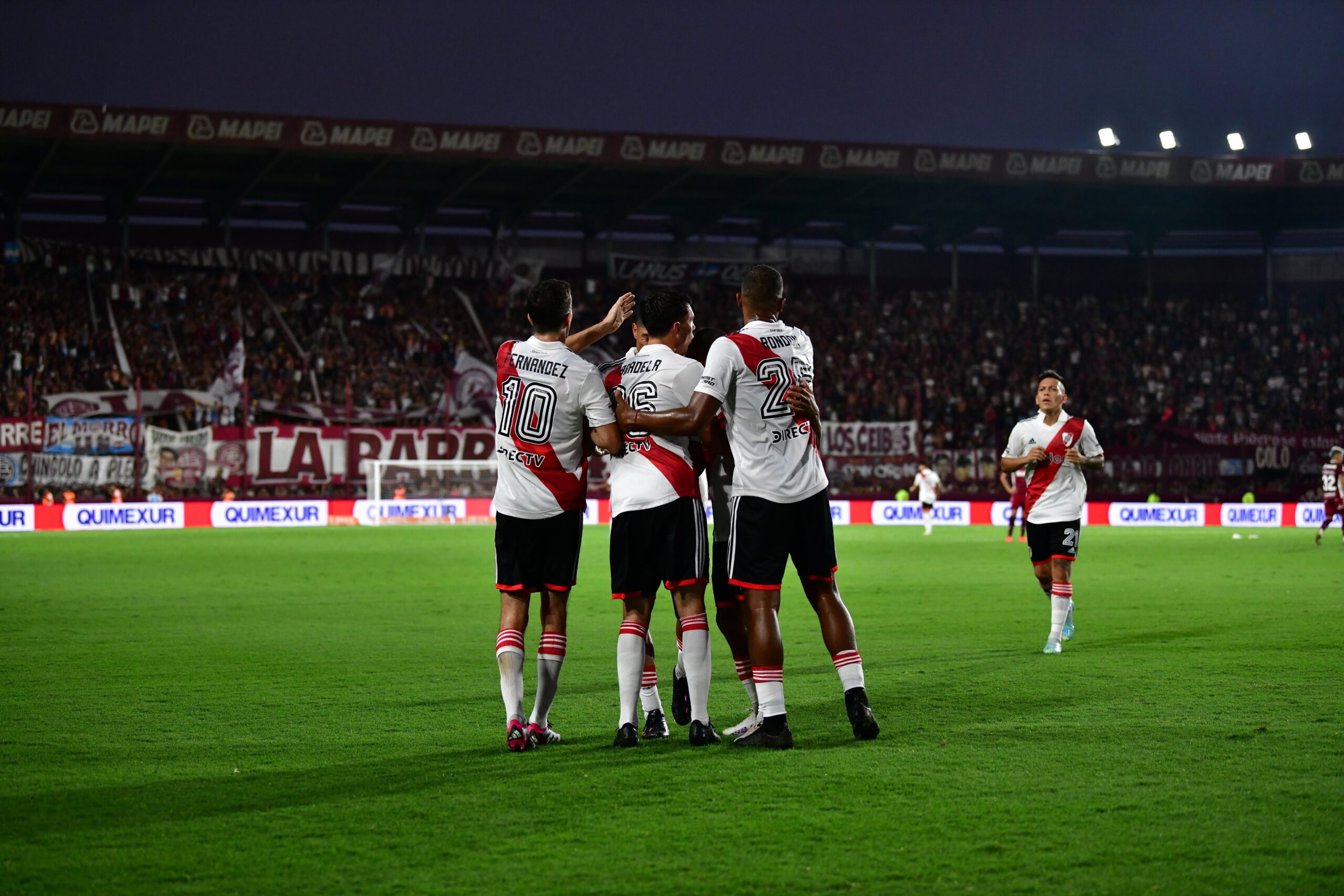 Fútbol: En un partido polémico, River venció 2 a 0 a Lanús