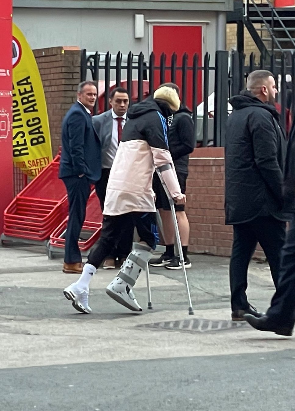 Fútbol: Alejandro Garnacho salió en muletas del estadio y podría perderse los partidos de la Selección Argentina