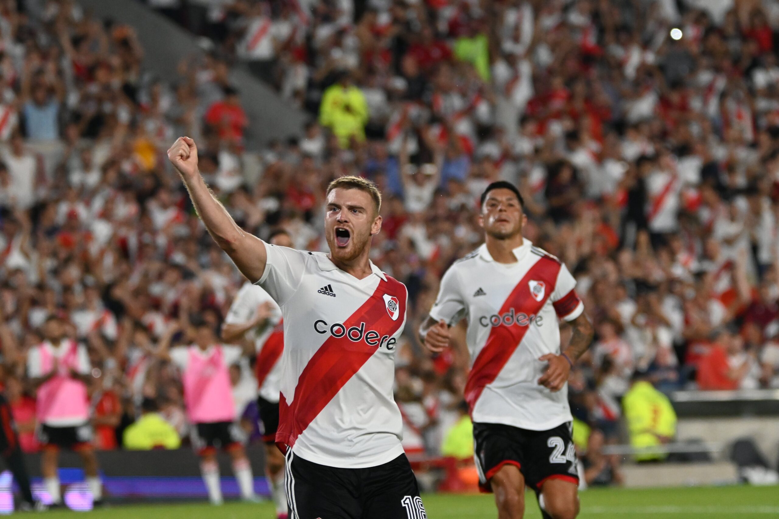 Fútbol: River goleó en el Monumental y es escolta