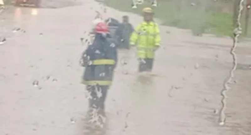 Ingeniero Luiggi: Una familia tuvo que ser auxiliada en medio de la intensa lluvia