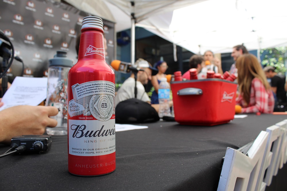 Budweiser, en el Lollapalooza y con una “lata parlante”