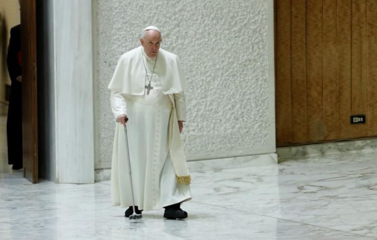 Vaticano: El papa Francisco permanecerá varios días internado, padece una infección respiratoria