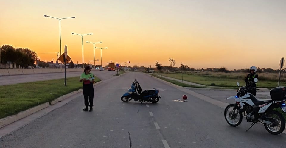 Santa Rosa: Intentó esquivar un bache, se cayó de la moto y está grave