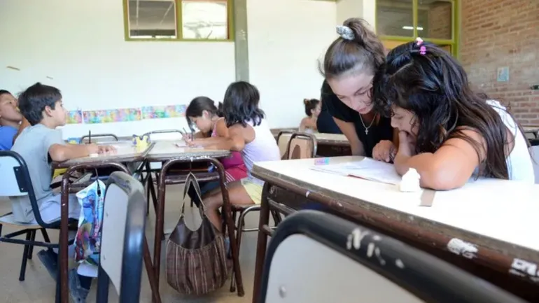 Solo el 40% de los estudiantes termina la primaria en tiempo