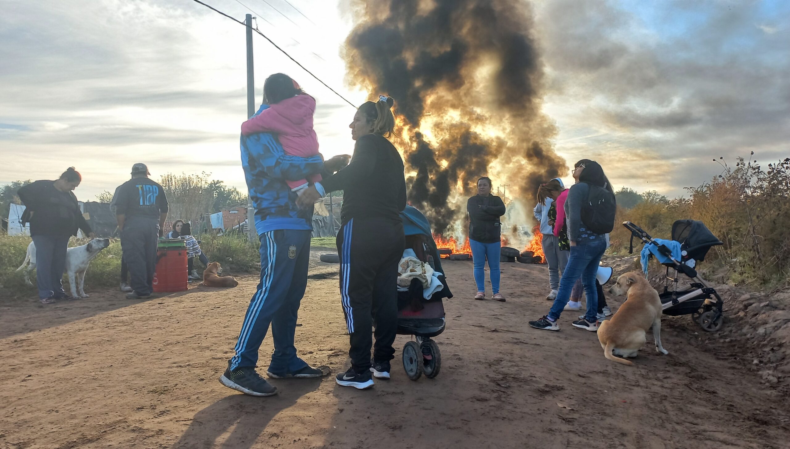 “Nuevo Salitral”: Familias cortan la calle en reclamo de luz y seguridad