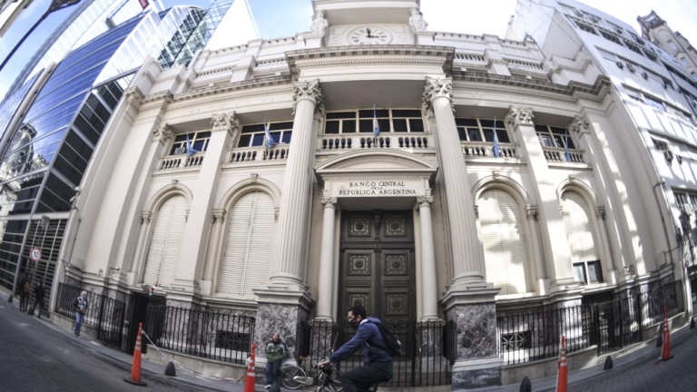 El Banco Central subió la tasa de interés al 91% para controlar el dólar