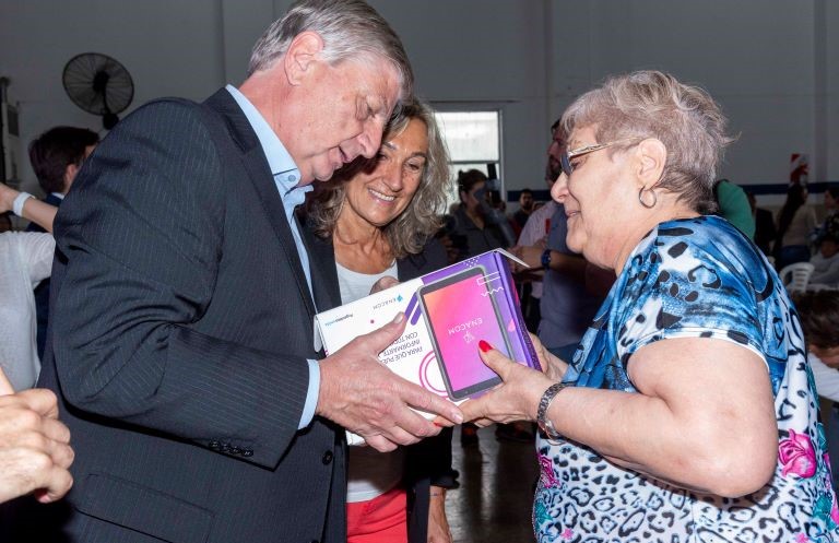 El gobernador Ziliotto participó en General Pico de la entrega de 800 tablets del “Conectando con Vos”