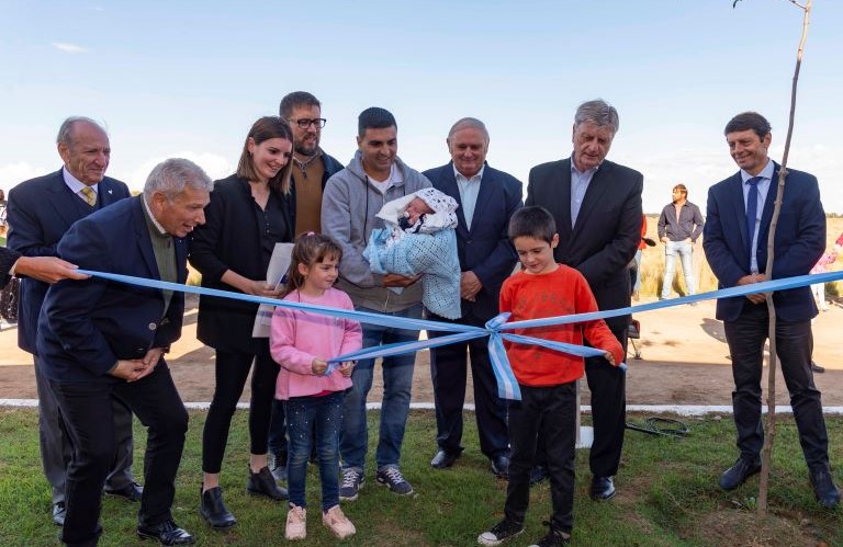 El gobernador Ziliotto entregó viviendas en Alpachiri, anunció 20 más e inauguró la Casa de la Cultura