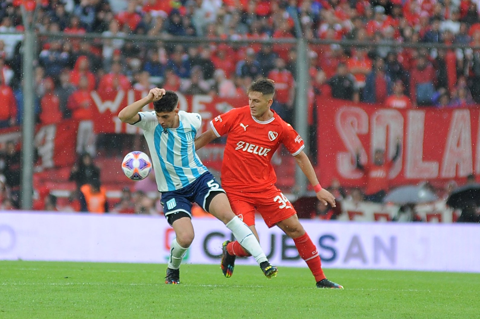 Fútbol: Independiente y Racing empataron en un clásico pólemico