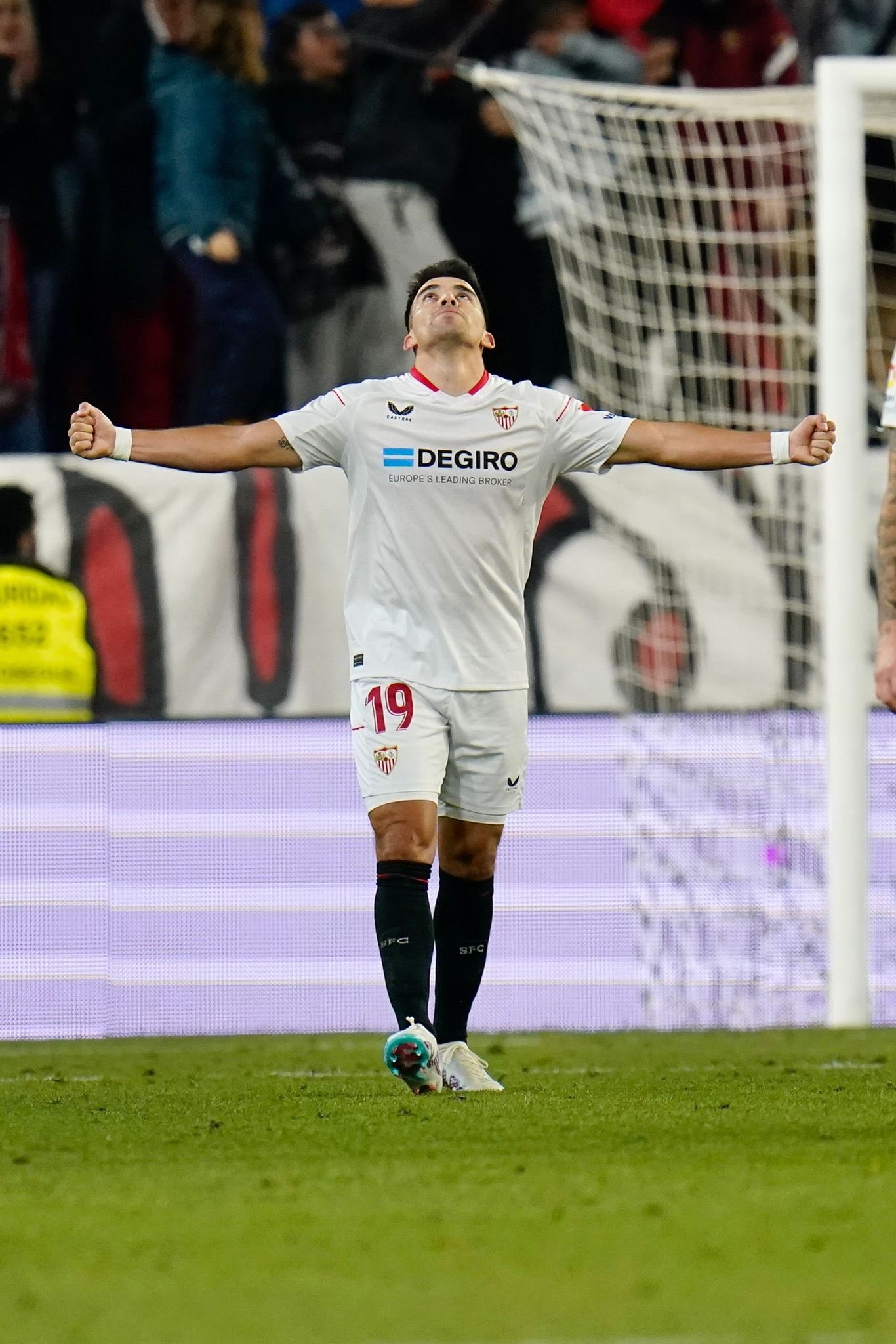 Fútbol: Gol y expulsión para el “huevo” Acuña en el empate del Sevilla