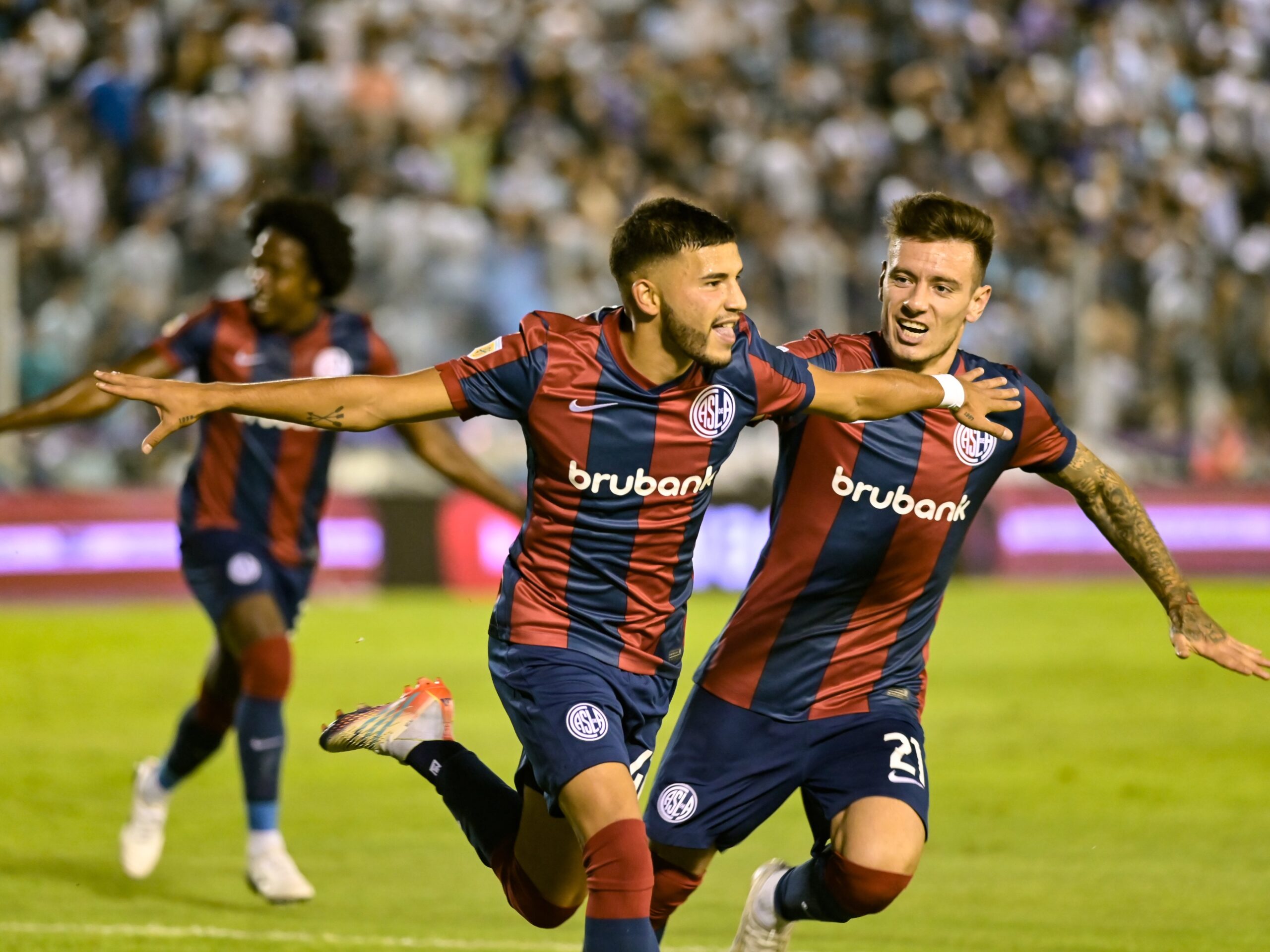 Fútbol: San Lorenzo le ganó a Atlético Tucumán en un partido polémico y quedo a 1 punto de River