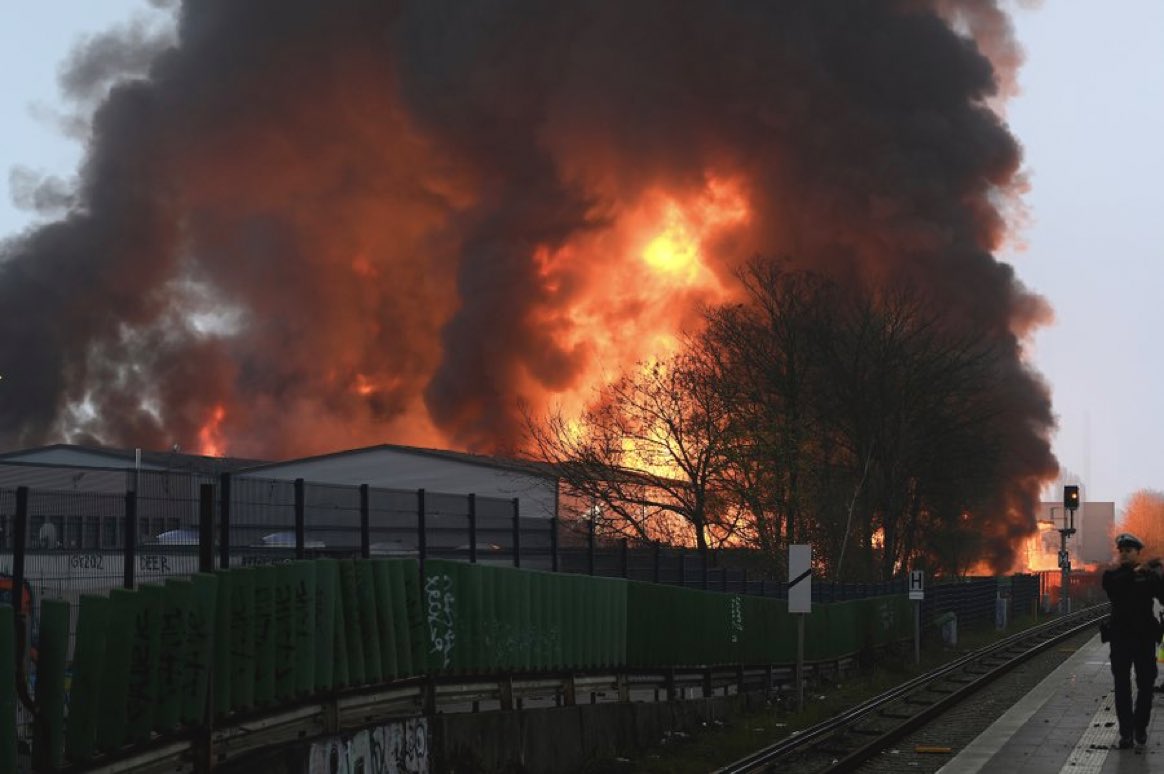 Alemania: Hamburgo declara el estado de “peligro extremo” por la nube toxica causada por varios incendios