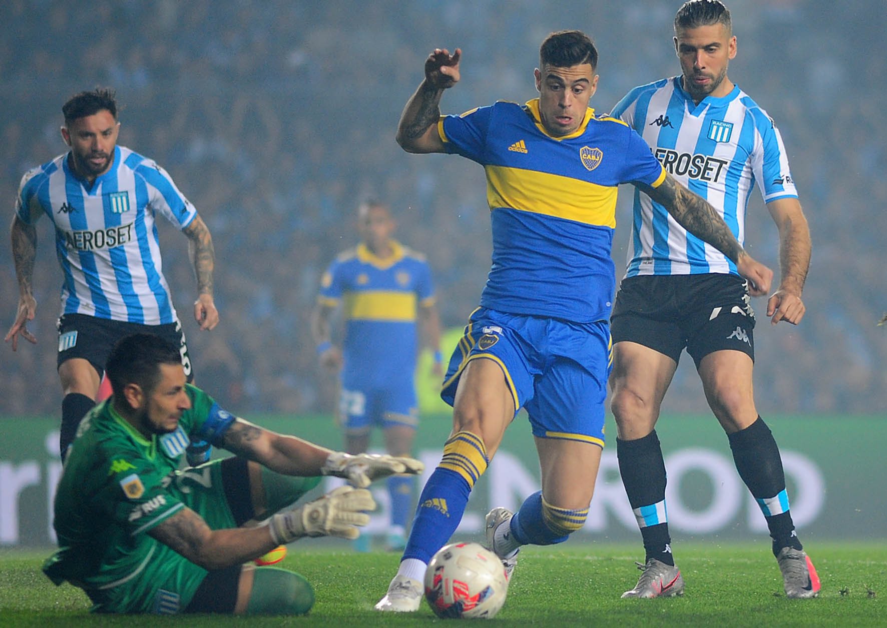 Fútbol: Boca y Racing se enfrentan con la necesidad de sumar de a tres