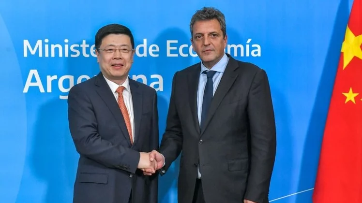 Sergio Massa recibió a una comitiva china y anunció que se podrán pagar más importaciones en yuanes