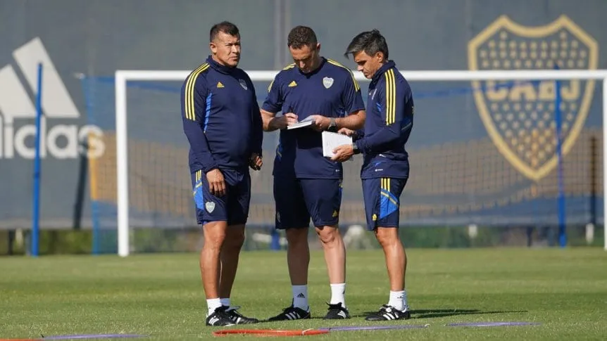 Almirón probó un equipo cinco defensores para el debut ante San Lorenzo