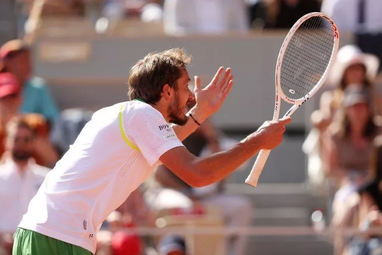 Tenis: Batacazo en Roland Garros, Daniil Medvedev fue eliminado en primera ronda por el 172 del mundo