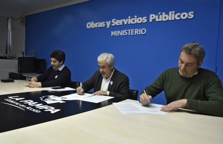 El Gobierno firmó contrato de obra para renovar redes de desagües cloacales y agua potable en Santa Rosa