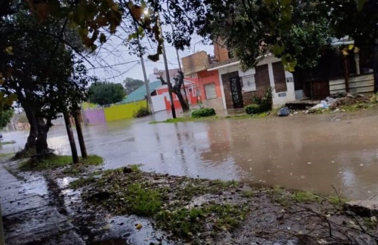 Inundaciones y árboles caídos por las fuertes tormentas en varios puntos del país