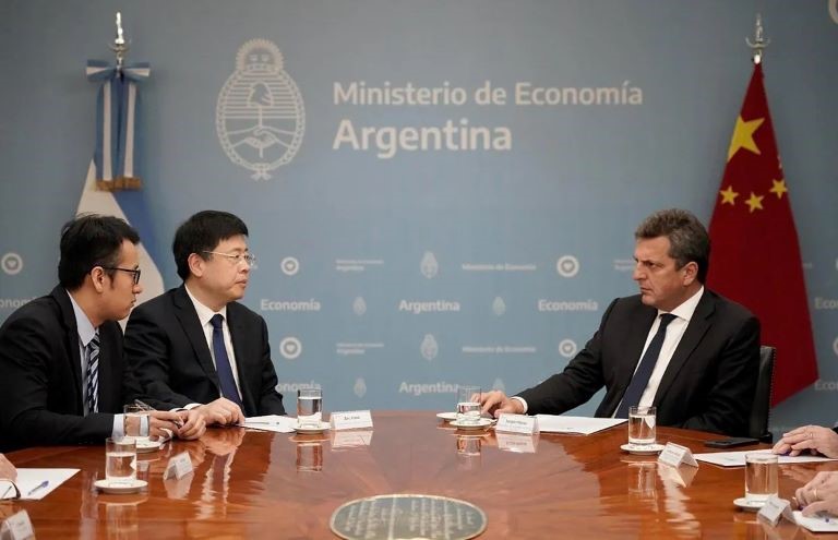 Massa partió rumbo a China en búsqueda de acuerdos energéticos y financieros