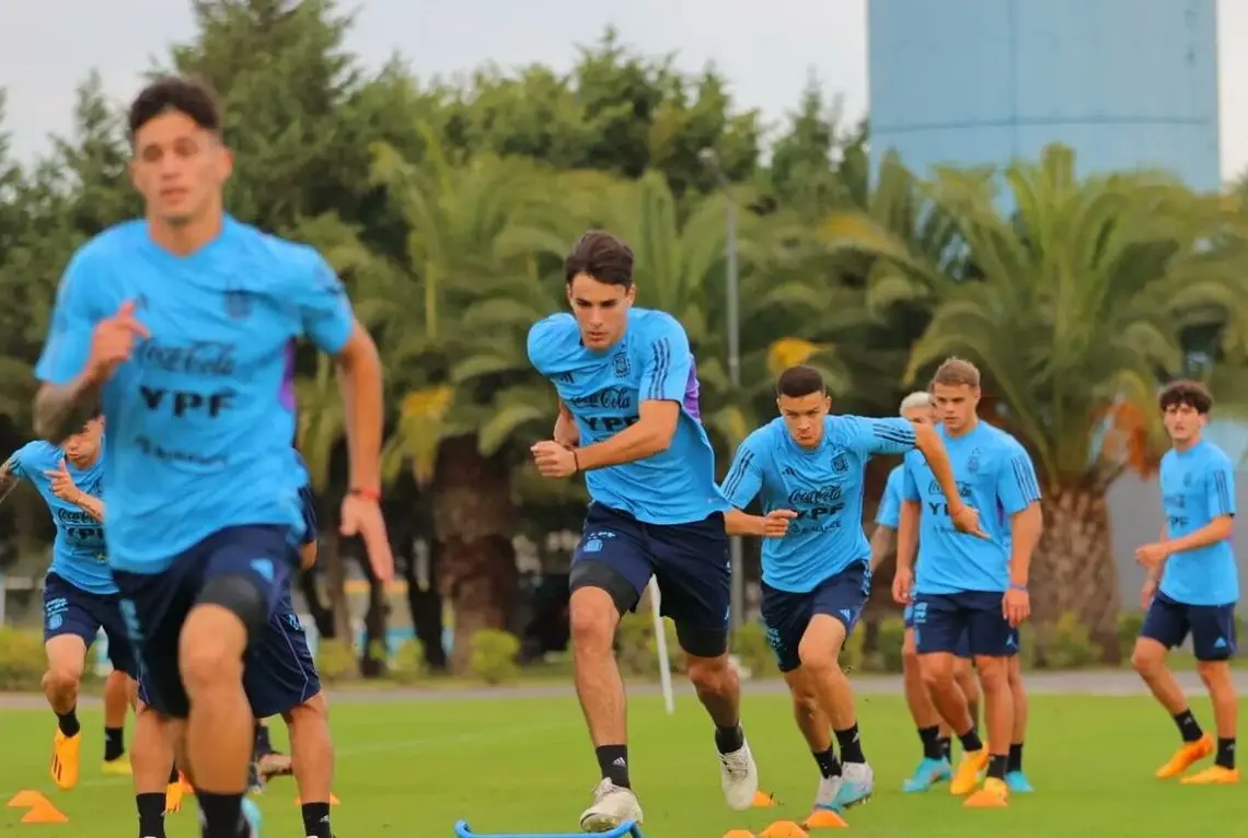 Fútbol: La Selección Sub 20 parte rumbo a Santiago del Estero tras el último entrenamiento