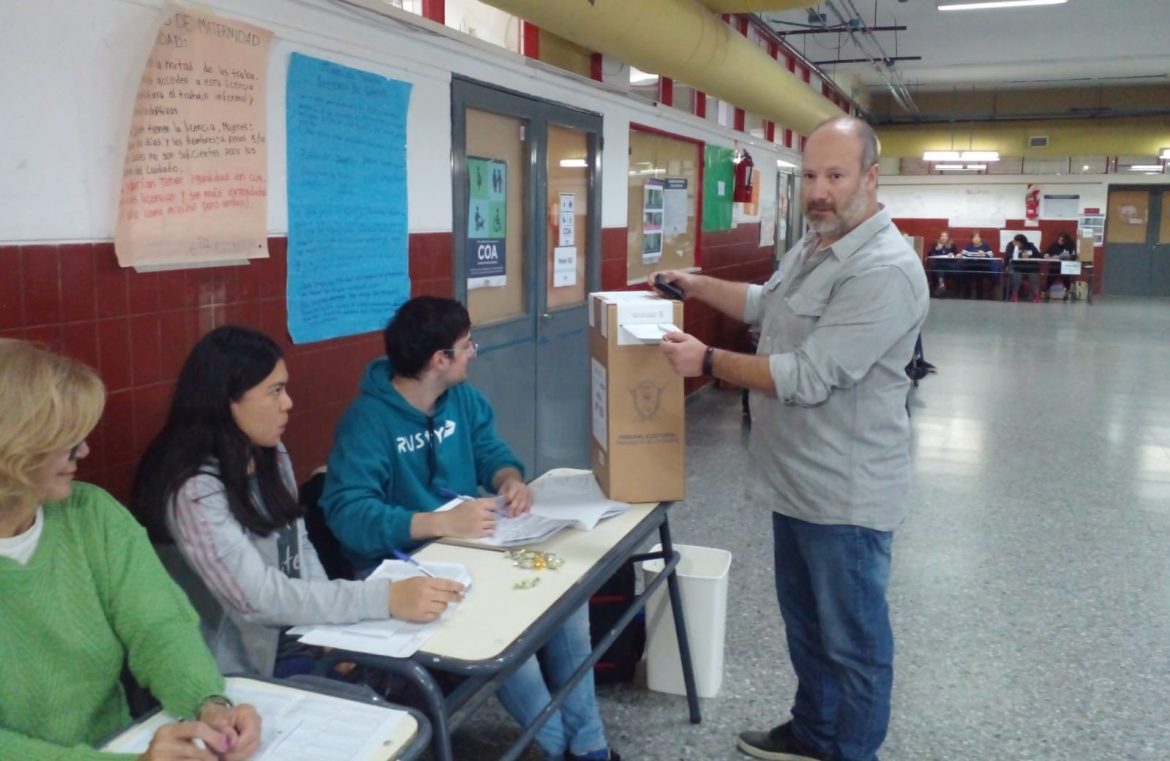 Votó Claudio Acosta, candidato a gobernador por el Partido “Desde el Pie”